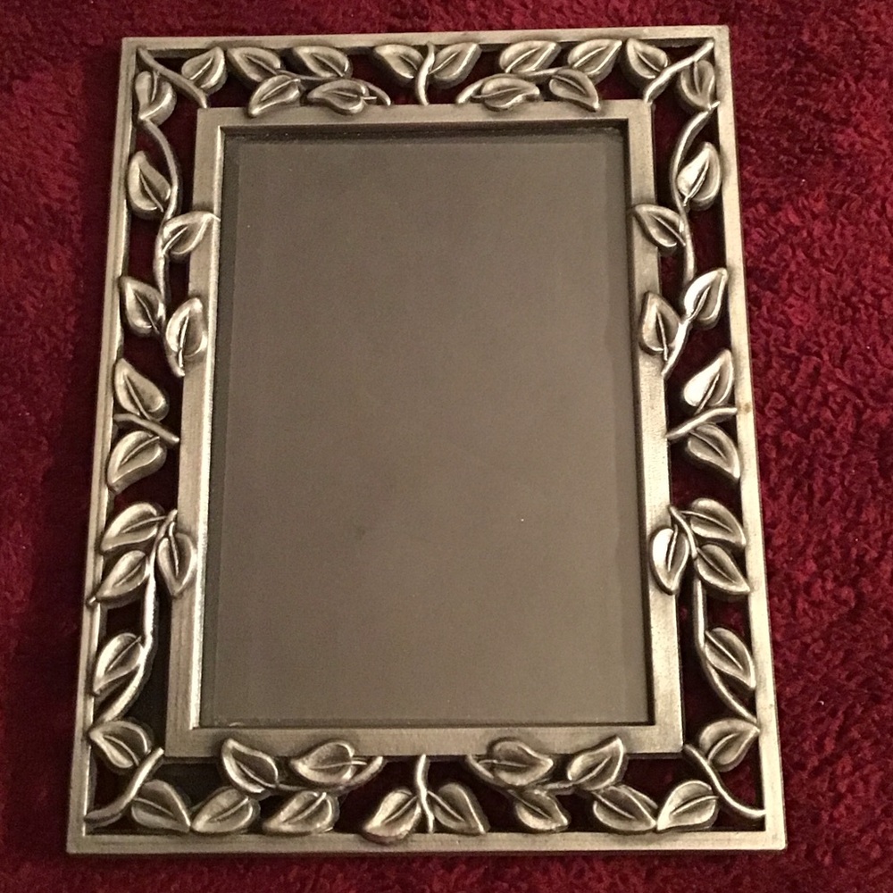 Elegant Silver Leaf Design Photo Frame - Picture 1 of 5